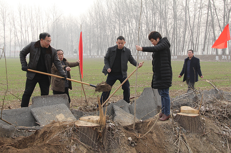 博農(nóng)集團(tuán)領(lǐng)導(dǎo)、基層黨政負(fù)責(zé)人等同志積極參加植樹活動(dòng)